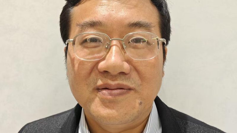 细胞工厂与培养皿：揭秘生物制药中的关键差异**